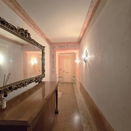 Cozy With Canal View Venedig