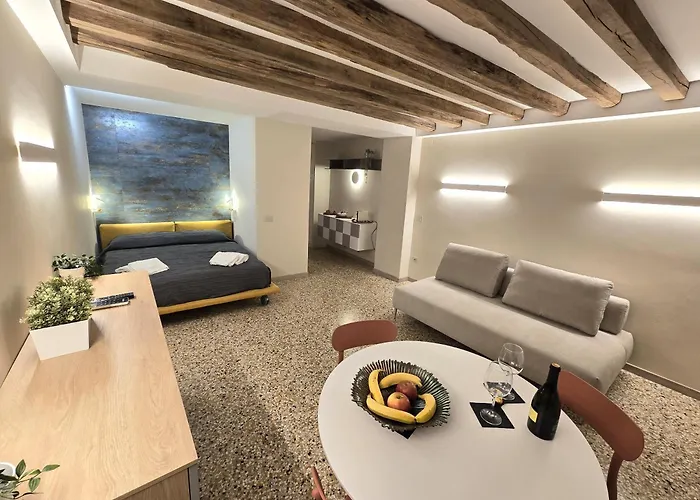 Cozy With Canal View Apartmán