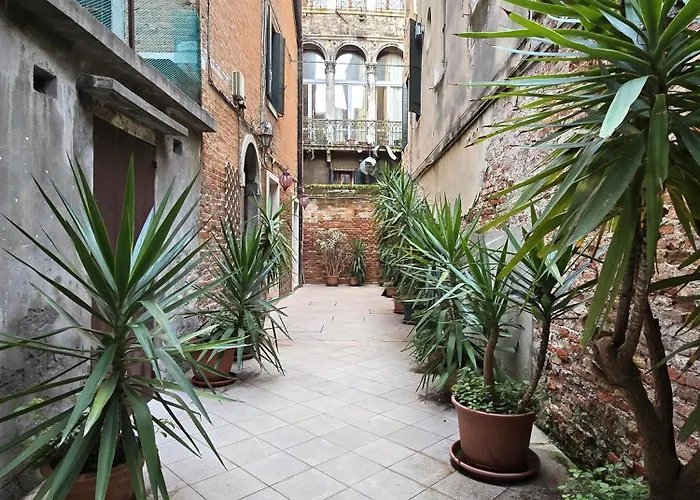 Cozy With Canal View Apartmán Benátky