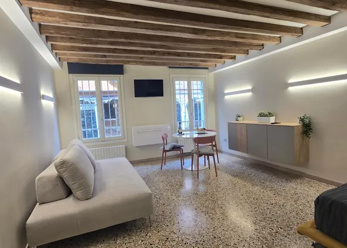 Cozy With Canal View Apartmán *