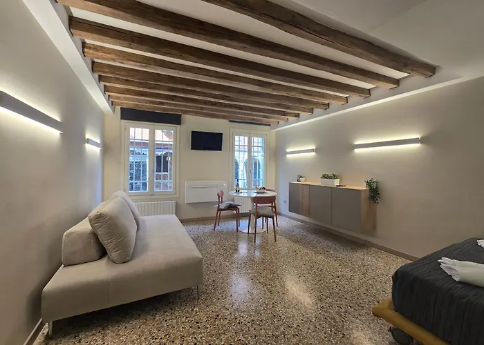 Cozy With Canal View Apartmán