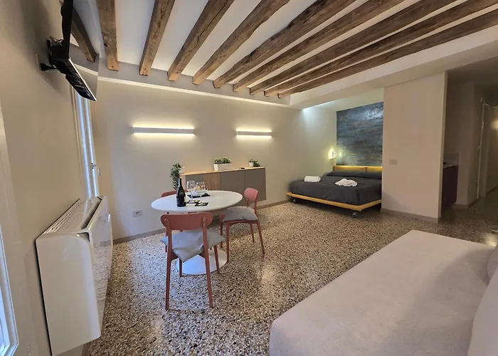 Cozy With Canal View Apartmán