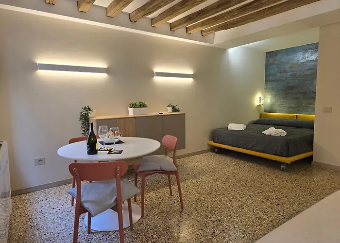 Cozy With Canal View Apartmán