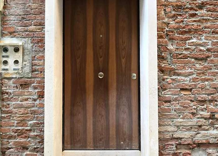 Cozy With Canal View Apartmán *