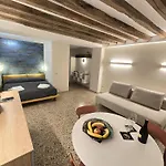 Cozy With Canal View Διαμέρισμα