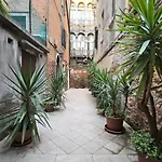 Cozy With Canal View Διαμέρισμα Βενετία