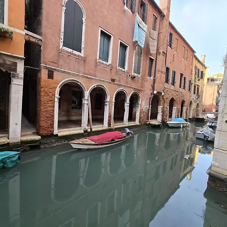 Apartment Cozy With Canal View