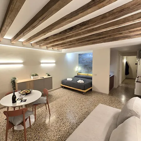 Cozy With Canal View Apartamento Veneza