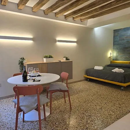 Cozy With Canal View Apartamento