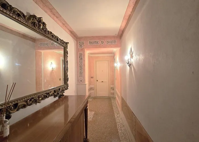 Cozy With Canal View البندقية