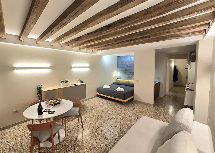 Cozy With Canal View شقة البندقية