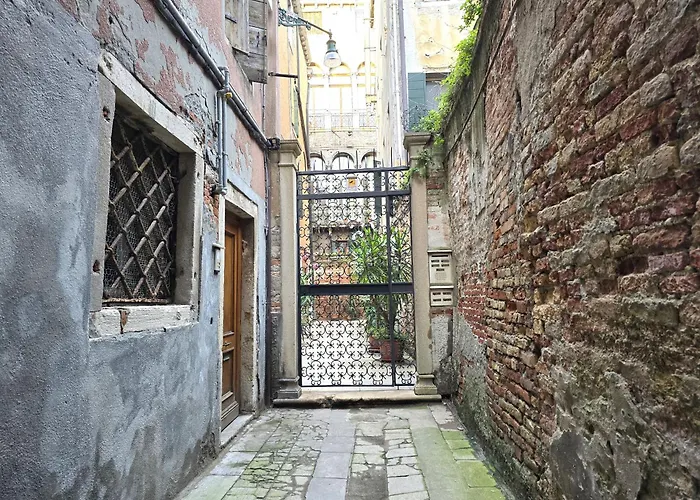 Cozy With Canal View شقة