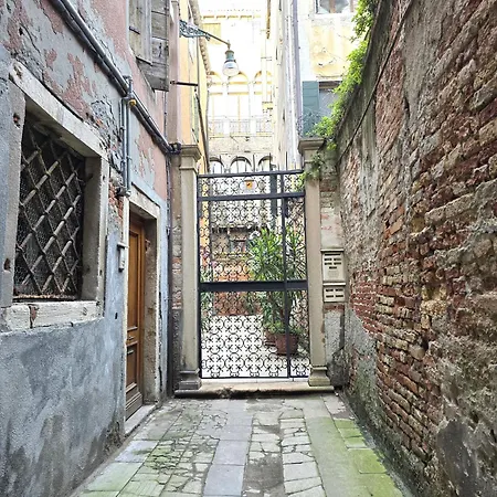 Cozy With Canal View アパート